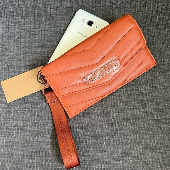 NWT STEVE MADDEN QUILTED WRISTLET PHONE CASE CARD WALLET - Picture 3 of 6